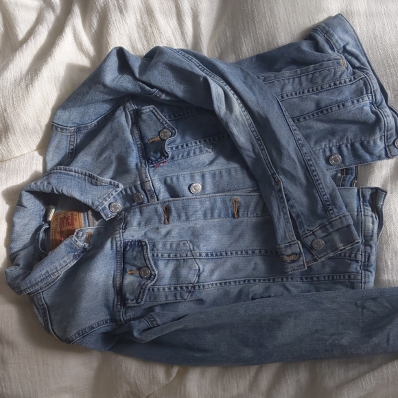 Levi's light wash jean jacket, large